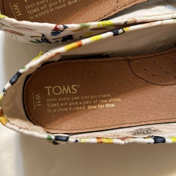 TOMS 11 White Multi Tropical Toucan Flamingo Fruit Canvas Slip On Flats - Picture 10 of 11